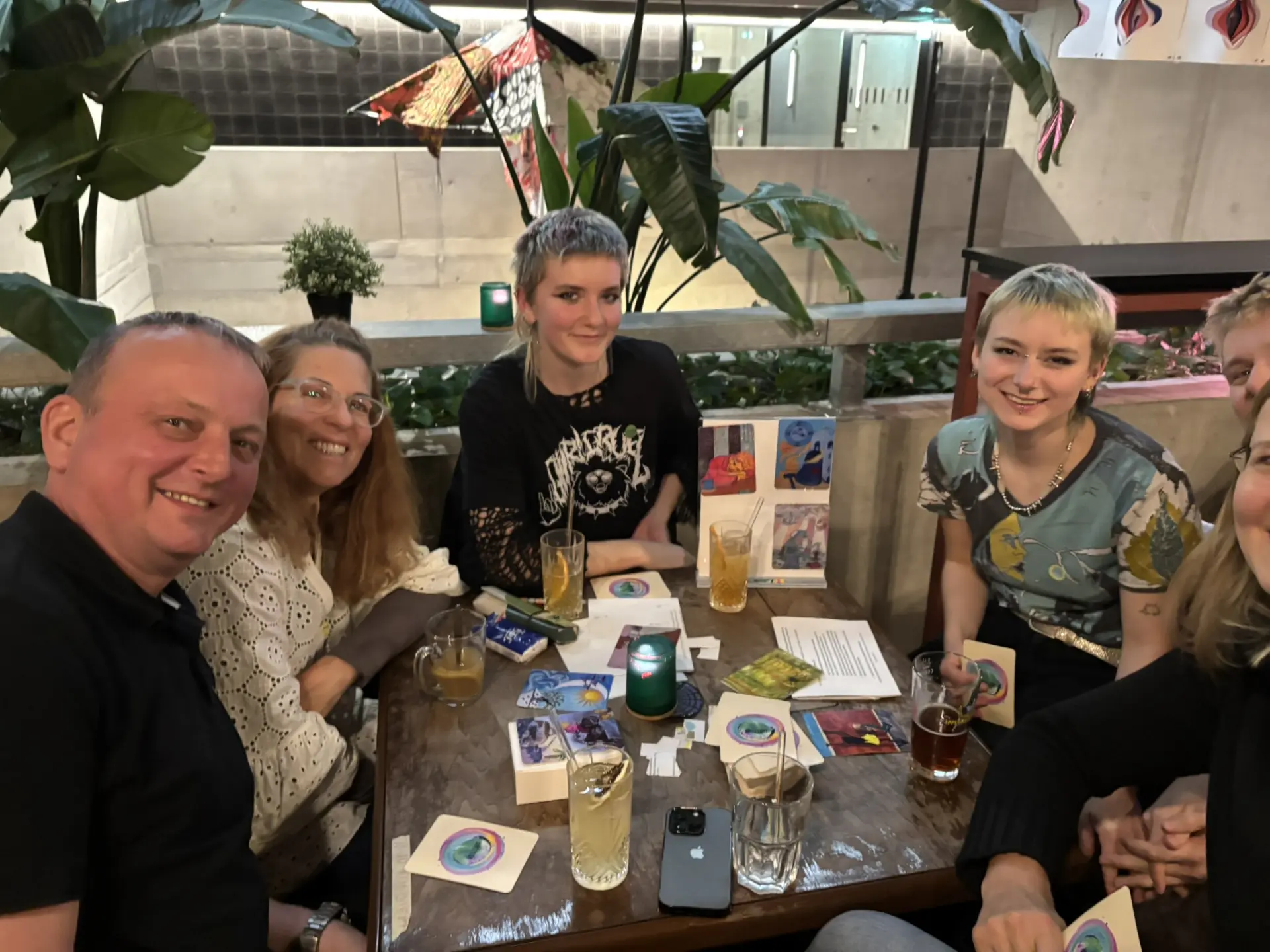 Gruppe von Spielenden am Tisch mit STIMULI-Kunstkarten